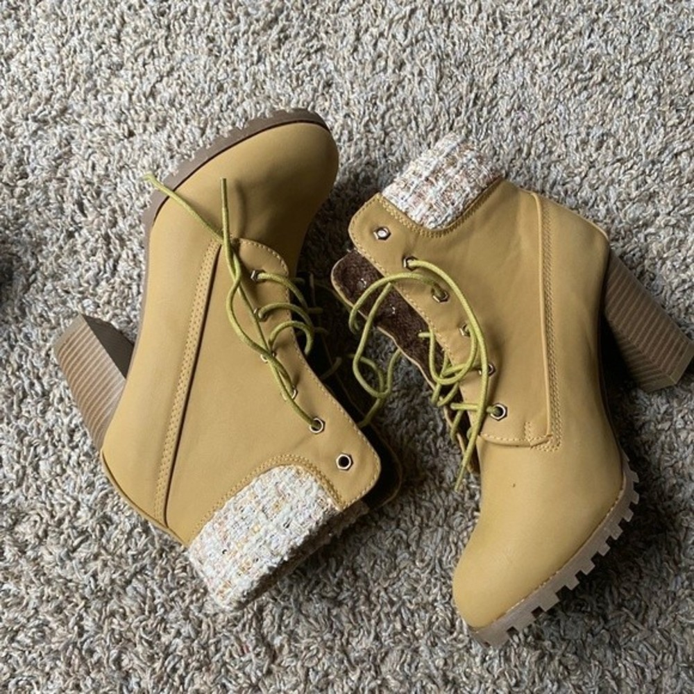 Women’s Lace Up Heeled bootie Tan